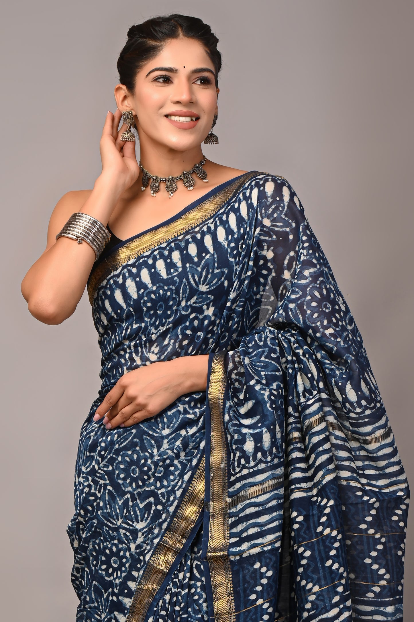 Dopahar Neel - Handblock Printed Maheshwari Silk Saree