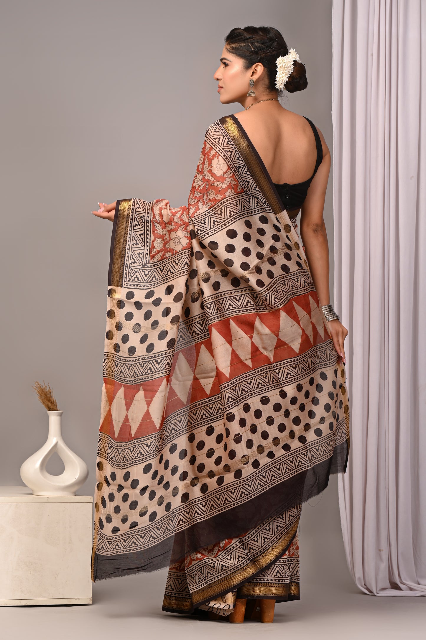 Dopahar Rang Mahal - Handblock Printed Maheshwari Silk Saree