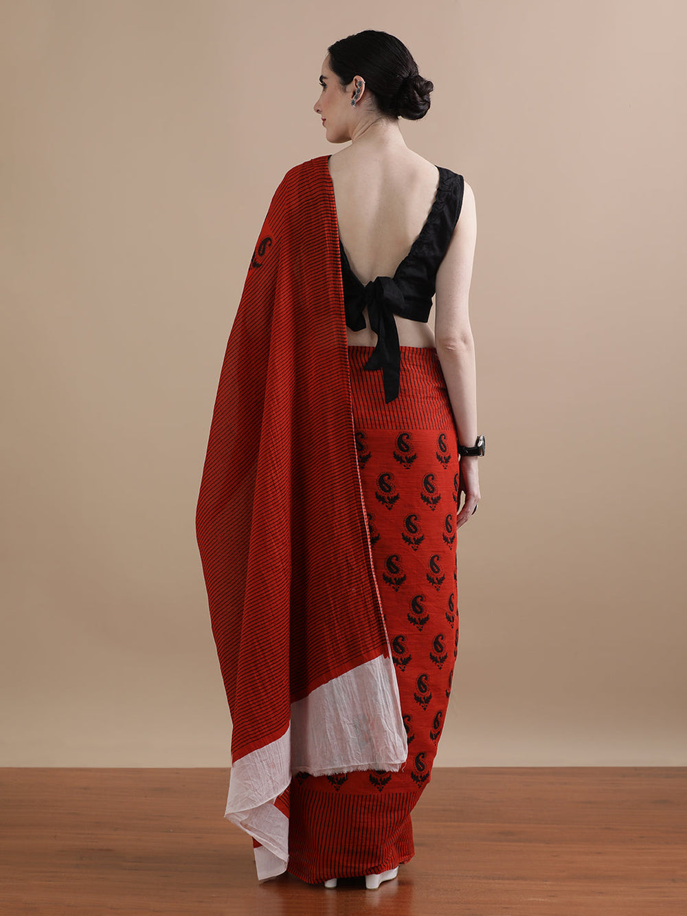 Ember Trace — Cotton Mulmul Printed Saree